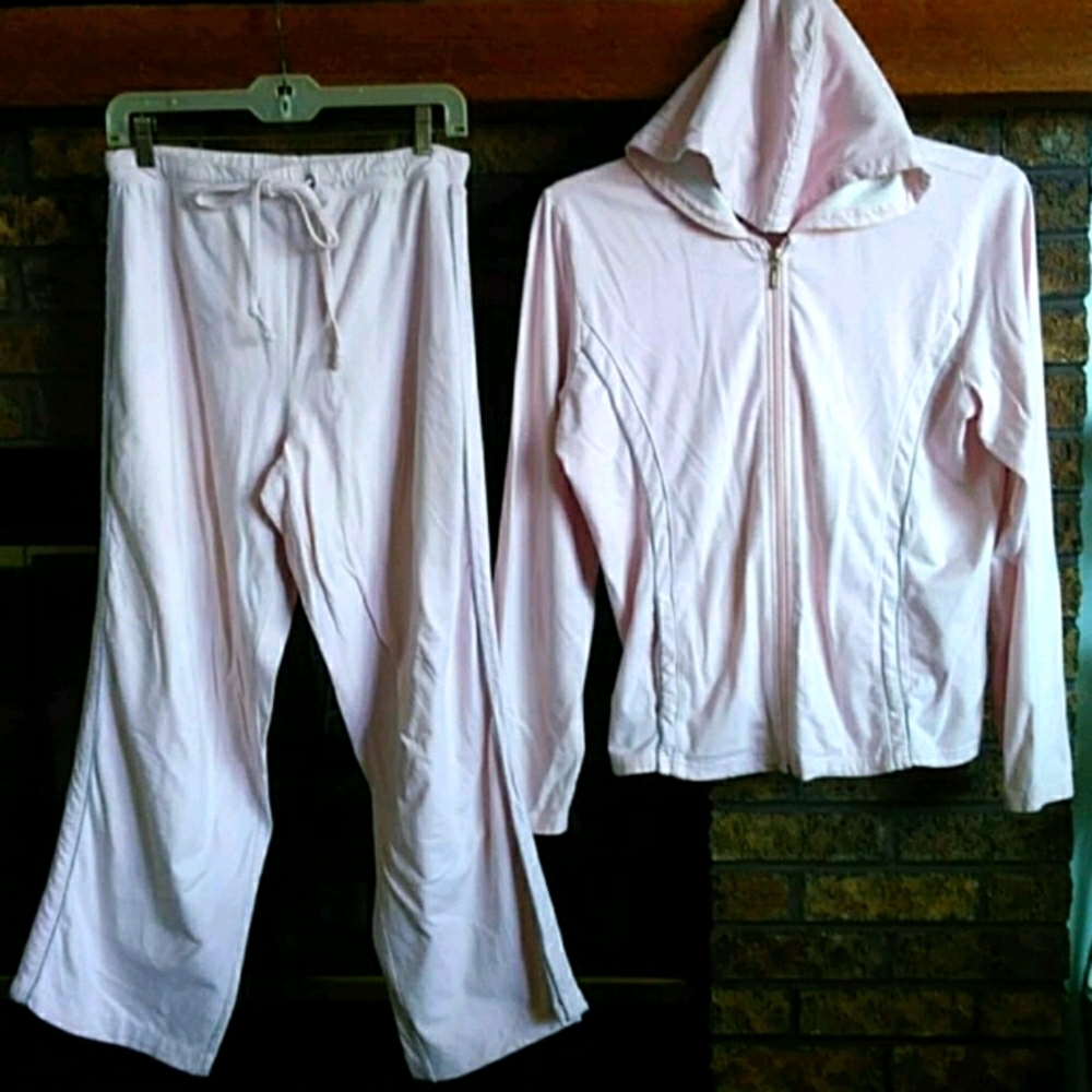 Jennifer Moore pink lounge pants and hoodi…